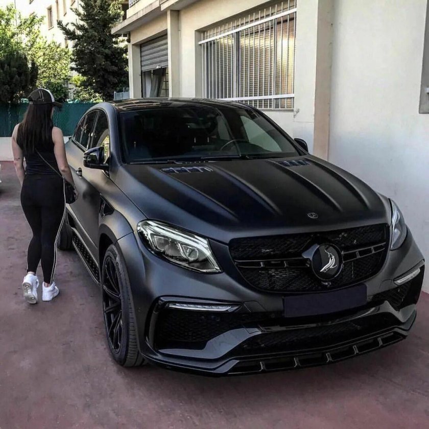 Мерседес с 63 АМГ черный матовый