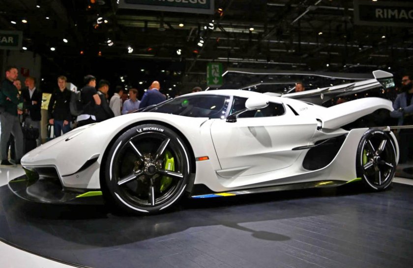 Высокотехнологичный автомобиль