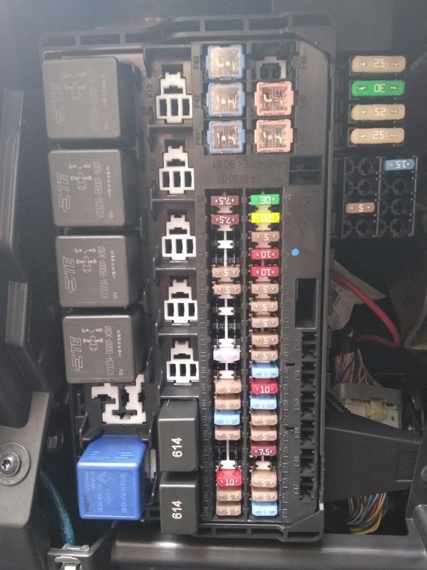 Блок предохранителей Веста 1.6