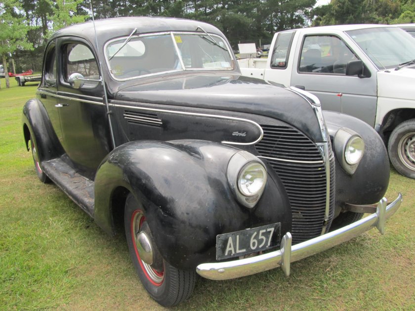Ford v8 Coupe Deluxe Tudor