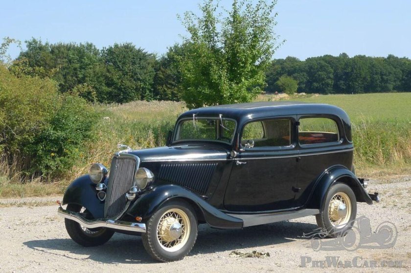 Ford v8 Coupe Deluxe Tudor