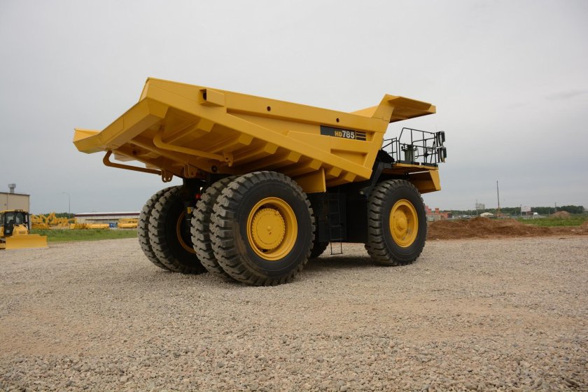 Автосамосвал Komatsu hd785