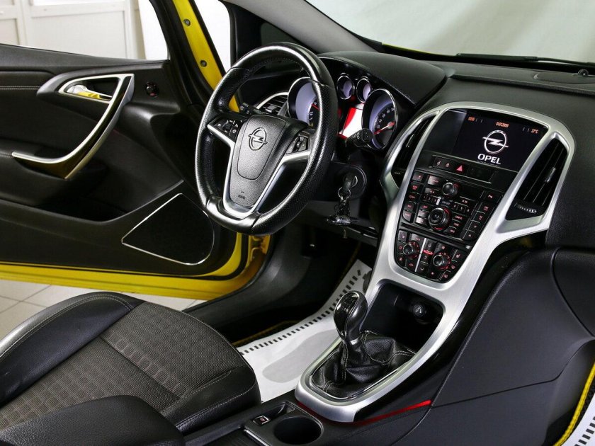 Opel Astra GTC салон