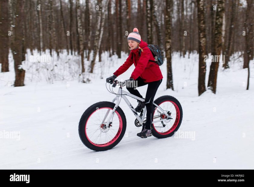 Девушка на велосипеде зимой