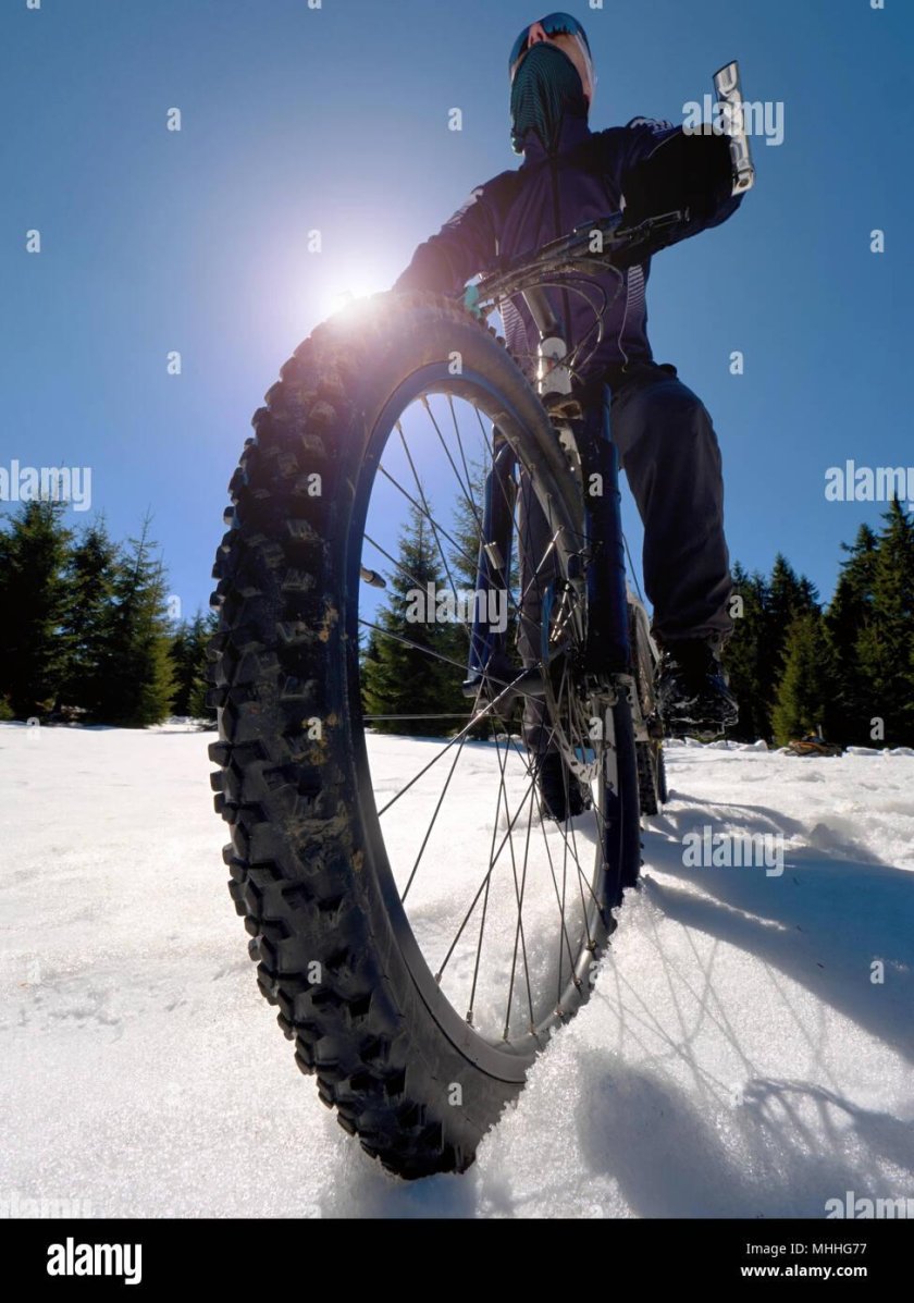 Боком на велосипеде зимой