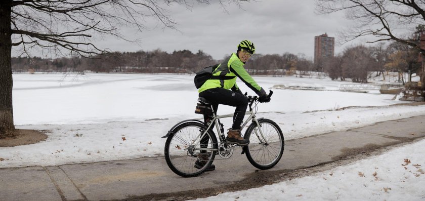 Кататься на велосипеде весной