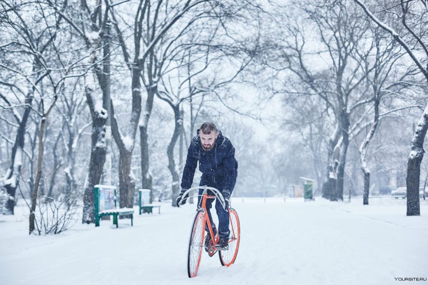 Велосипед зима лежит