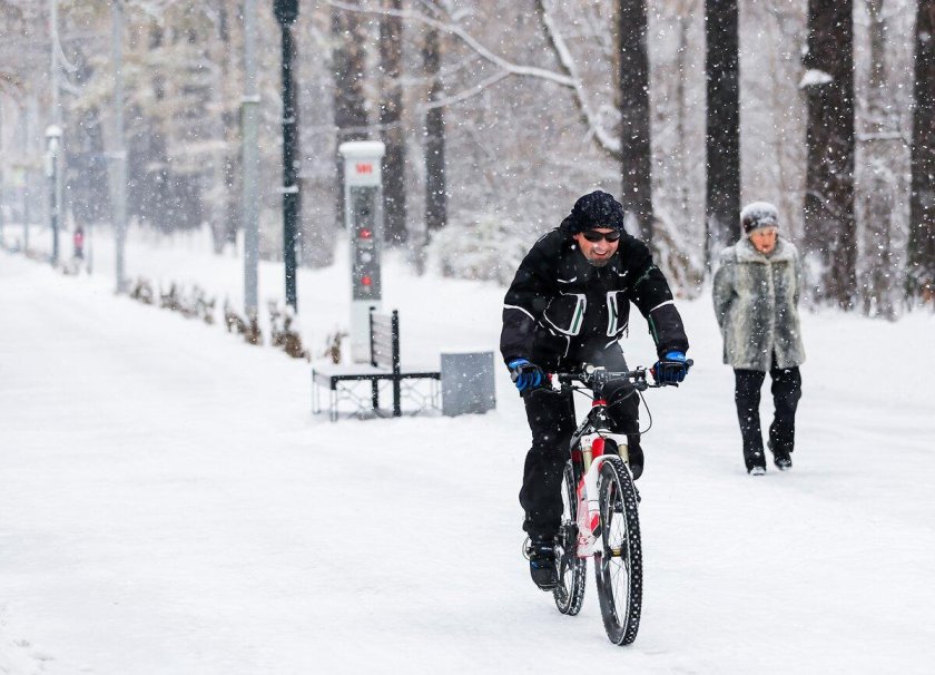 Велосипед зимой в городе