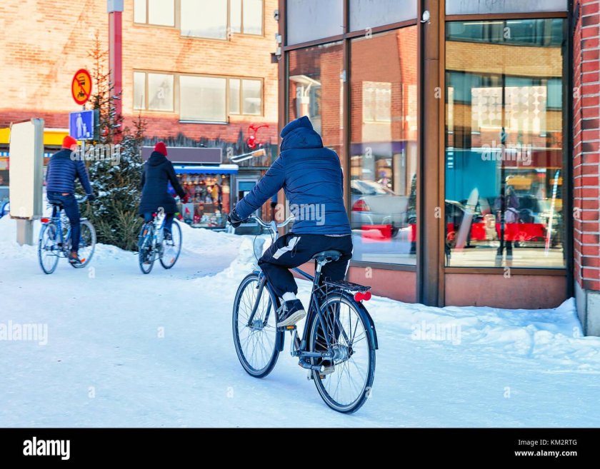Фотография гражданина Финляндии, который ездит на велосипеде зимой