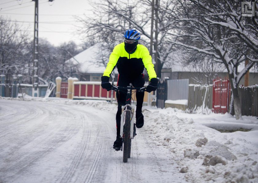 Велосипедист зима со спины