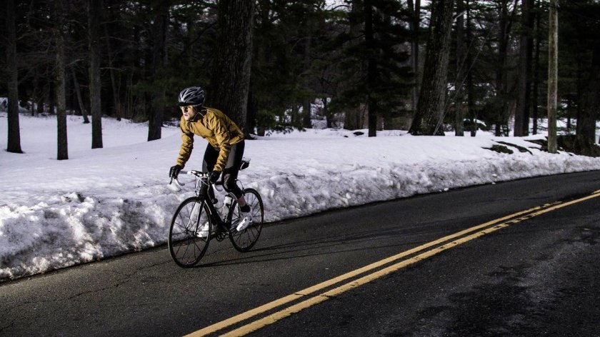 Велосипедист зимой в шортах