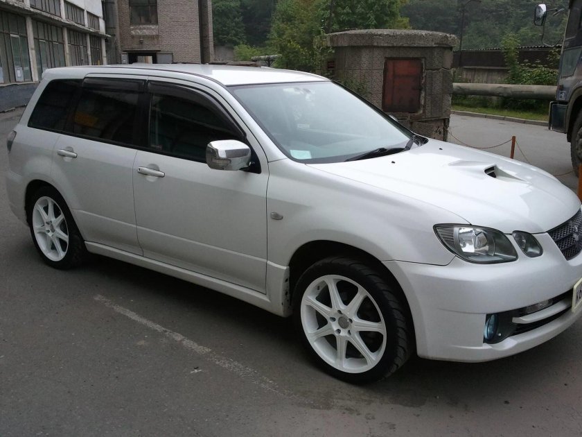 Митсубиси Аиртрек 2005