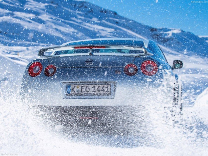 Машина в снегу