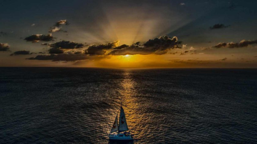 Парусник на закате