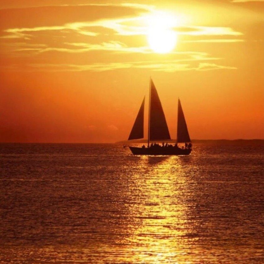 Корабль на закате