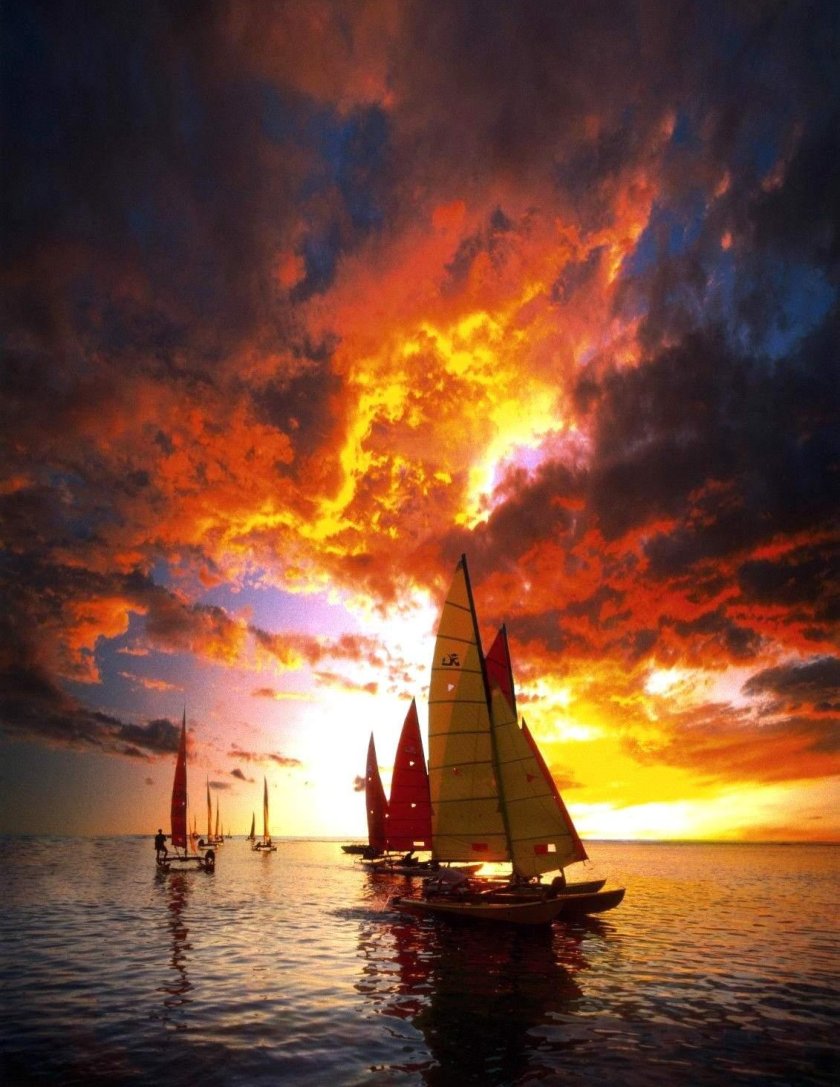 Парусник на закате