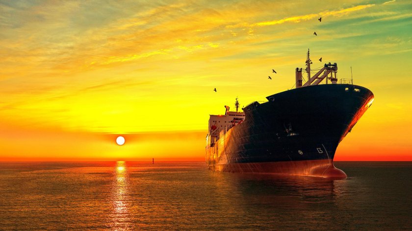 Танкер на закате