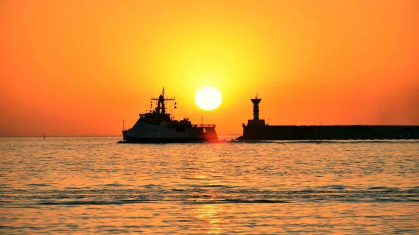 Военный корабль на закате