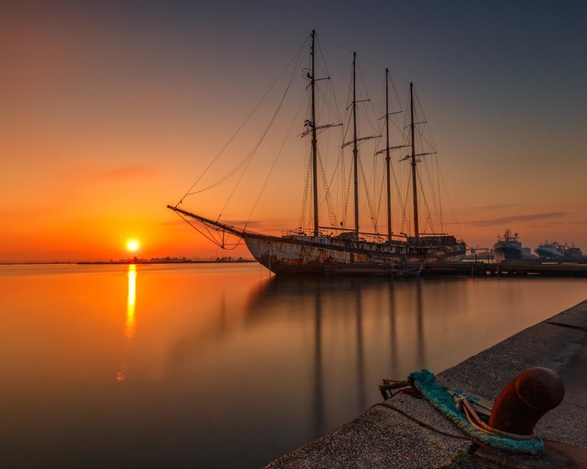 Корабль у причала