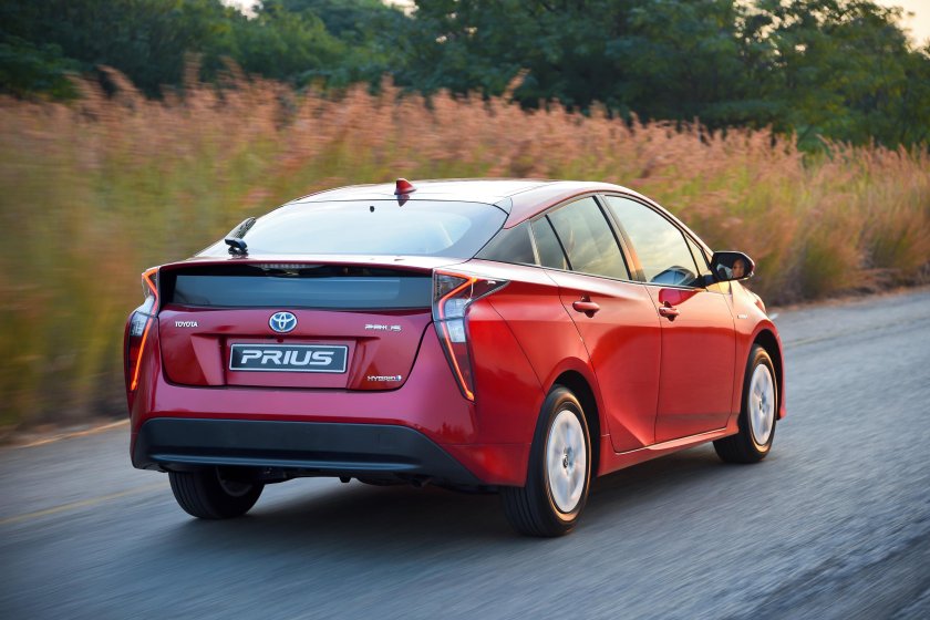 Тойота Приус 2016 года