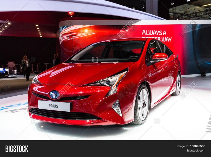 Тойота Приус 2016г