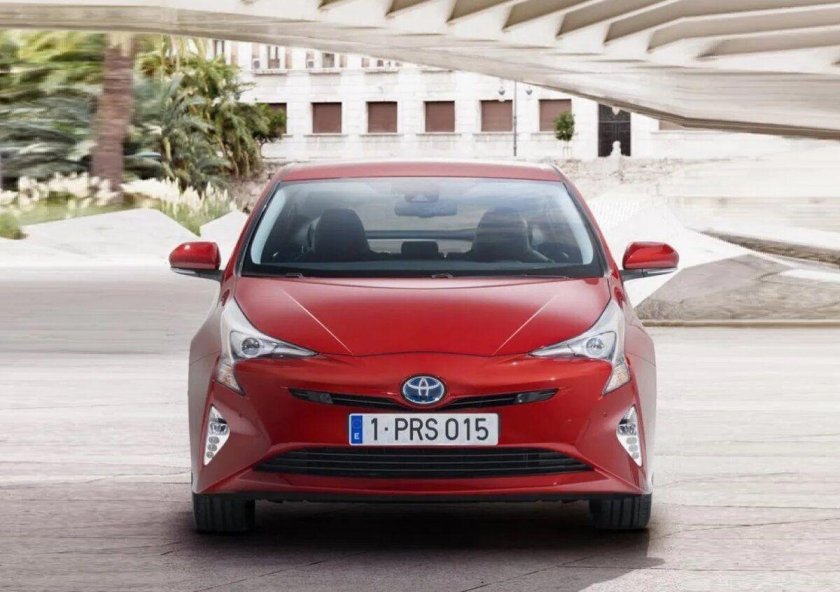 Тойота Приус 2016