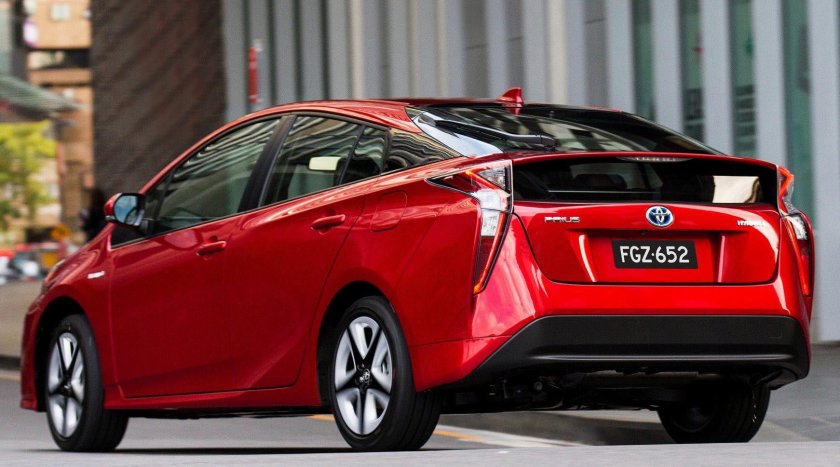 Toyota Prius красная