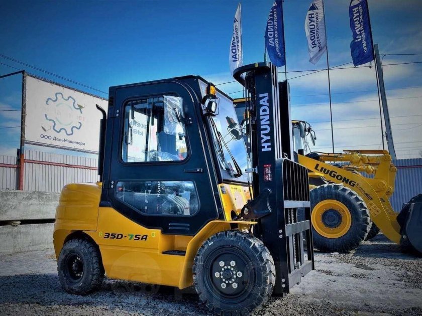 Перевернулся дизельный погрузчик