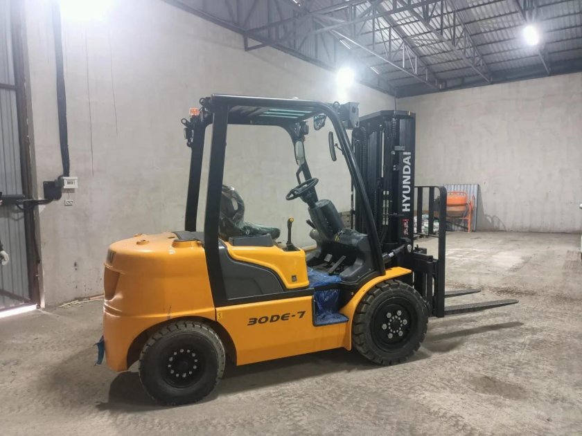 Погрузчик вилочный Хендай 30df-7 ось