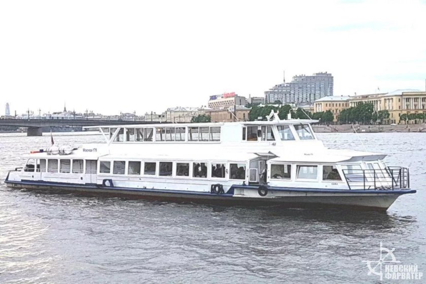 Двухпалубный теплоход «Москва 178».