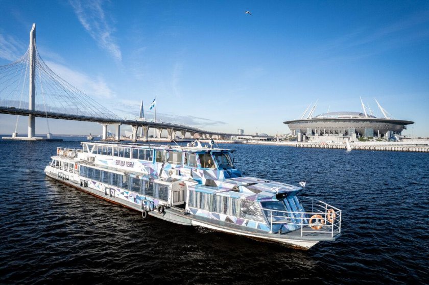 Двухпалубный теплоход «звезда Невы»