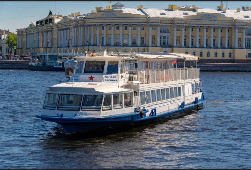Двухпалубный теплоход СПБ
