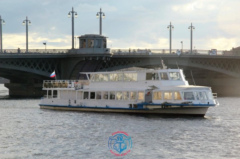 Двухпалубный теплоход Чайка Санкт-Петербург