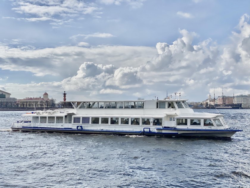 Двухпалубный теплоход «Москва 178».