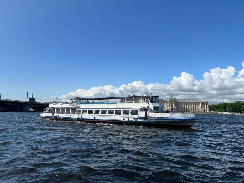 Двухпалубный теплоход