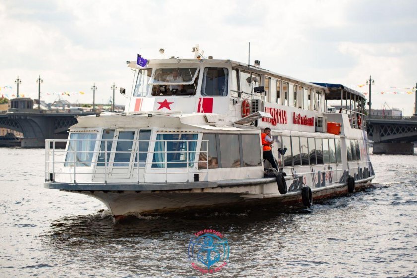 Двухпалубный теплоход СПБ