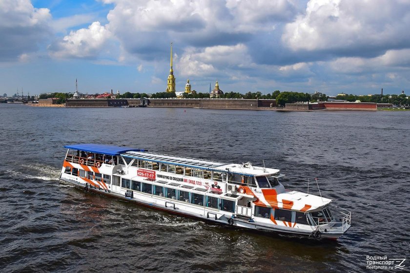 Двухпалубный теплоход Москва