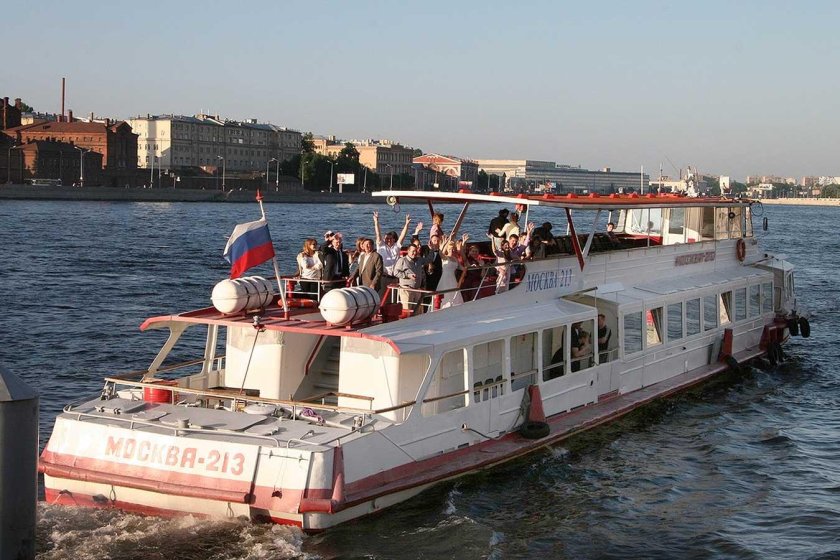 Двухпалубный теплоход Москва