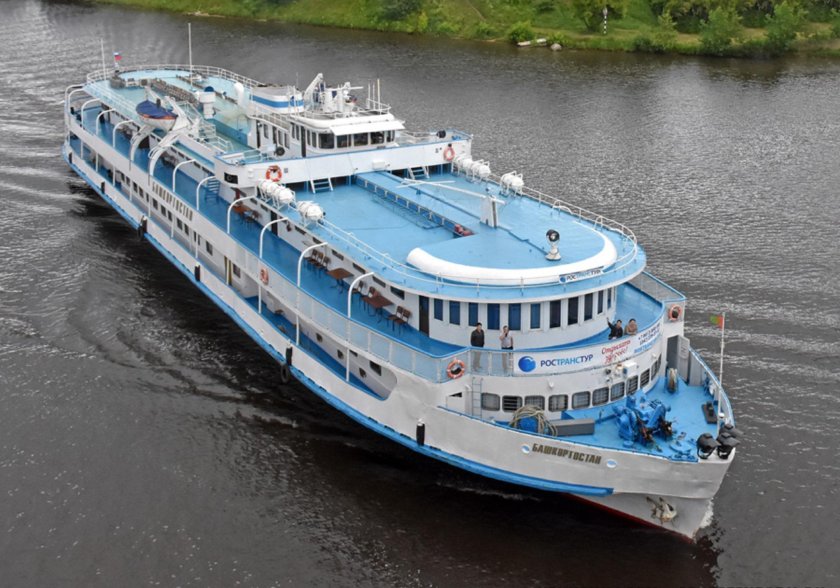 Речной двухпалубный теплоход