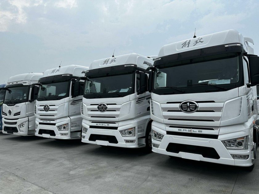 Фура с китайскими машинами