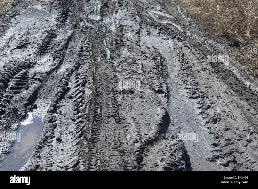 Следы шин на грязи
