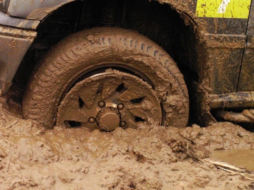 Колесо в грязи