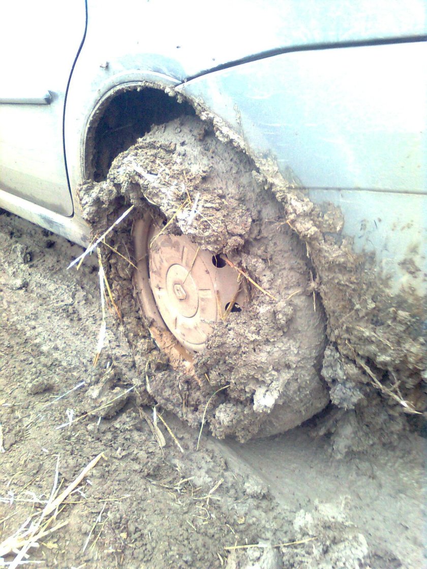 Асфальт намотался на колесо