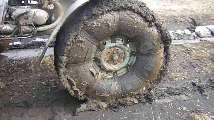 Колесо наматало грязь