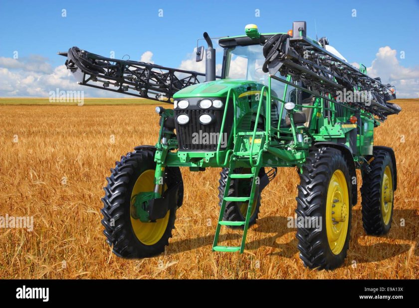 Трактор Джон Дир с опрыскивателем