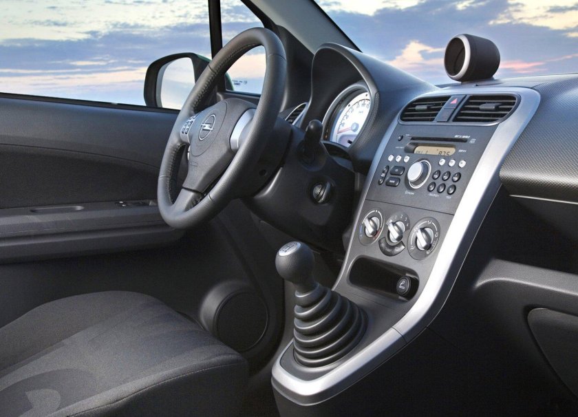 Opel Agila салон