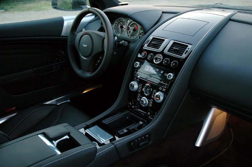 Астон Мартин ДБС В 12 салон