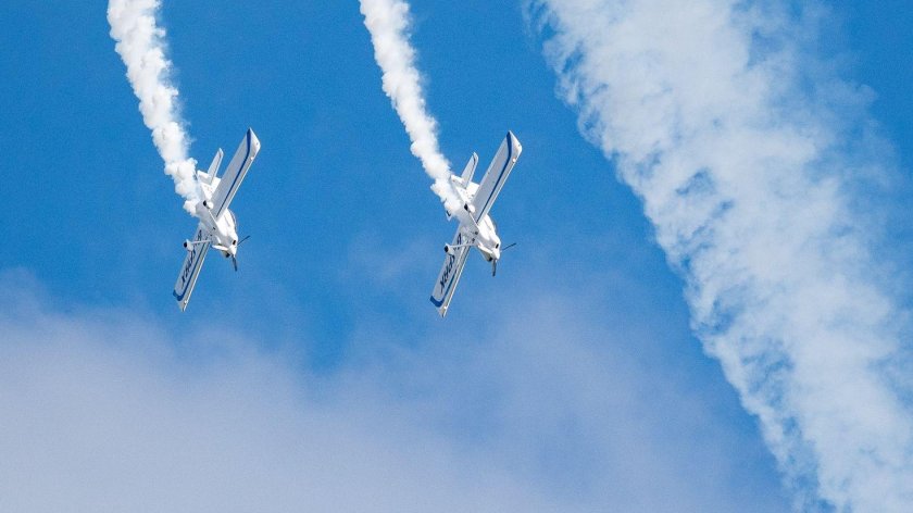 Два самолета в небе