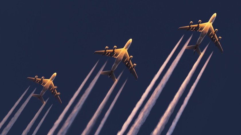 Два самолета в небе