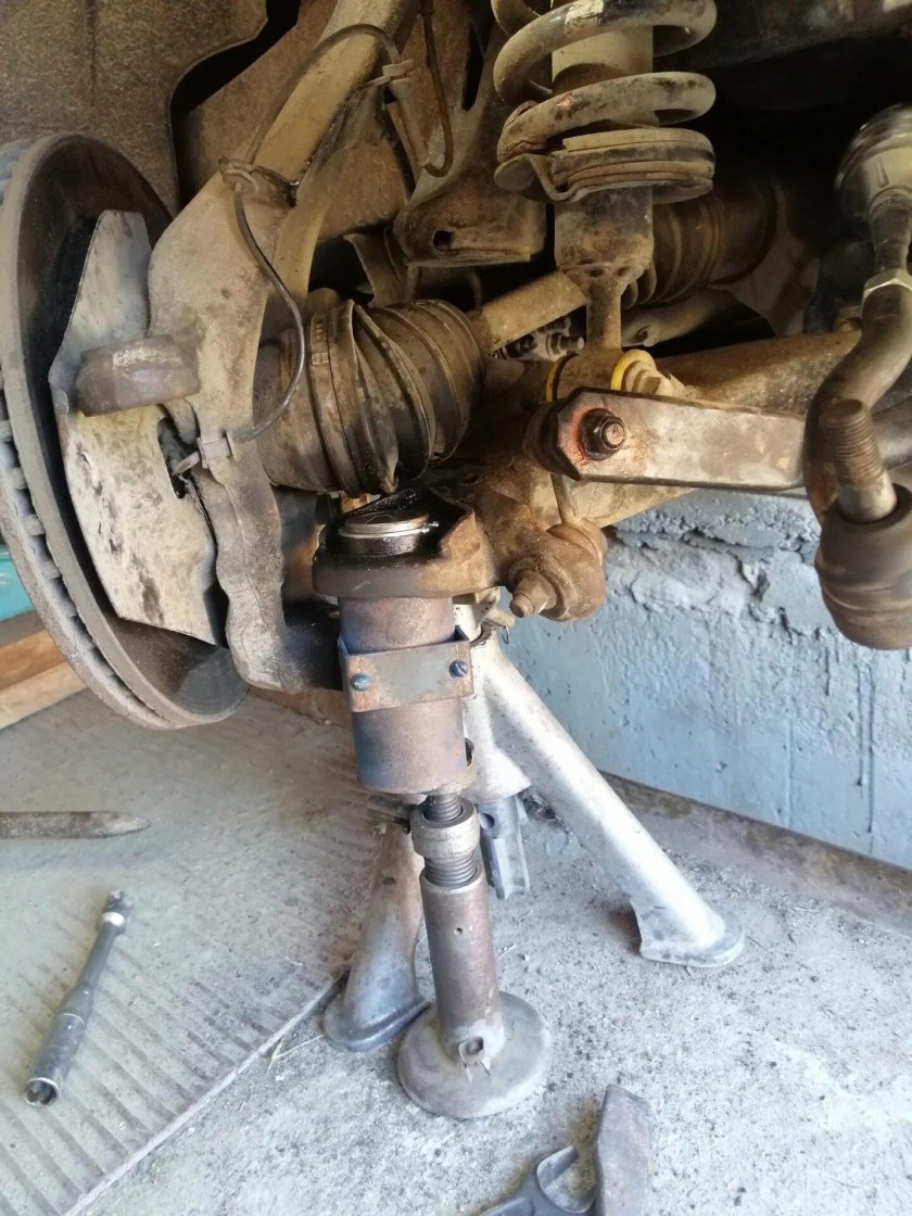 Нижняя задняя шаровая Nissan Патфайндер